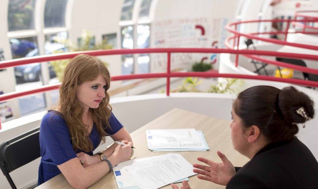 Un job-dating en cours, entre un jeune et un recruteur