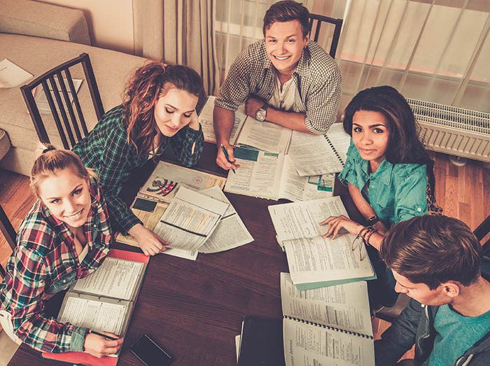 Etudiants-cherchant-apprentissage