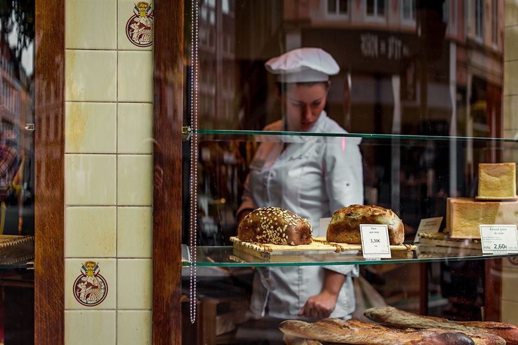 Une jeune appenti en patisserie