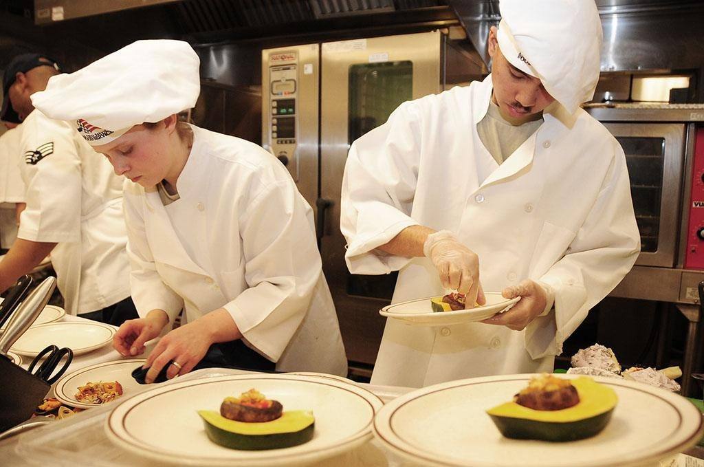 Des apprentis cuisiniers au travail