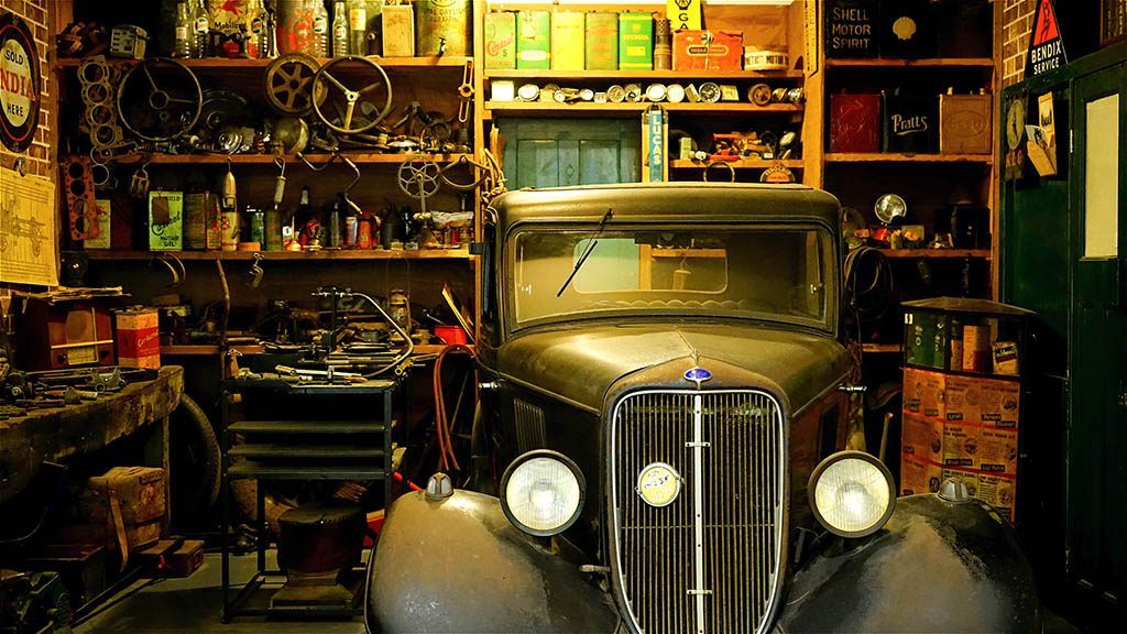 Une voiture dans un atelier mecano
