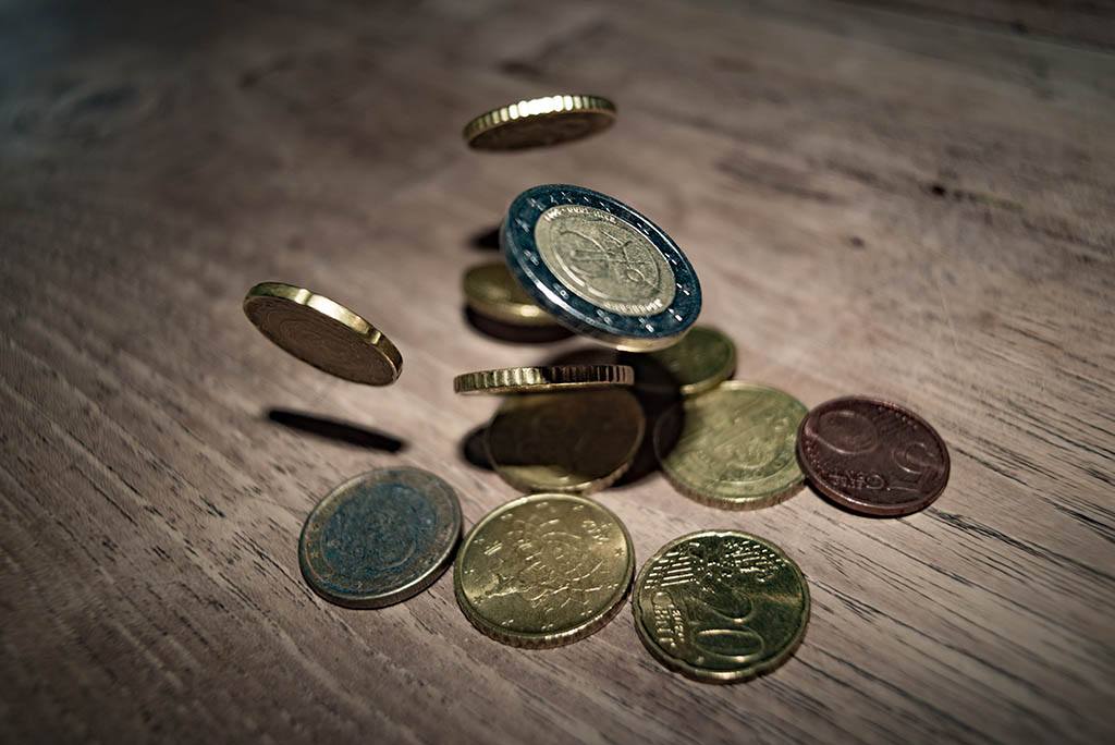 Des pièces de monnaie tombent