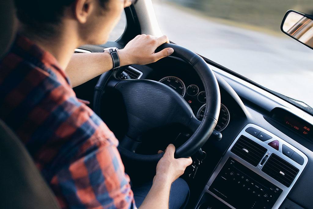 Un apprenti conduit une voiture
