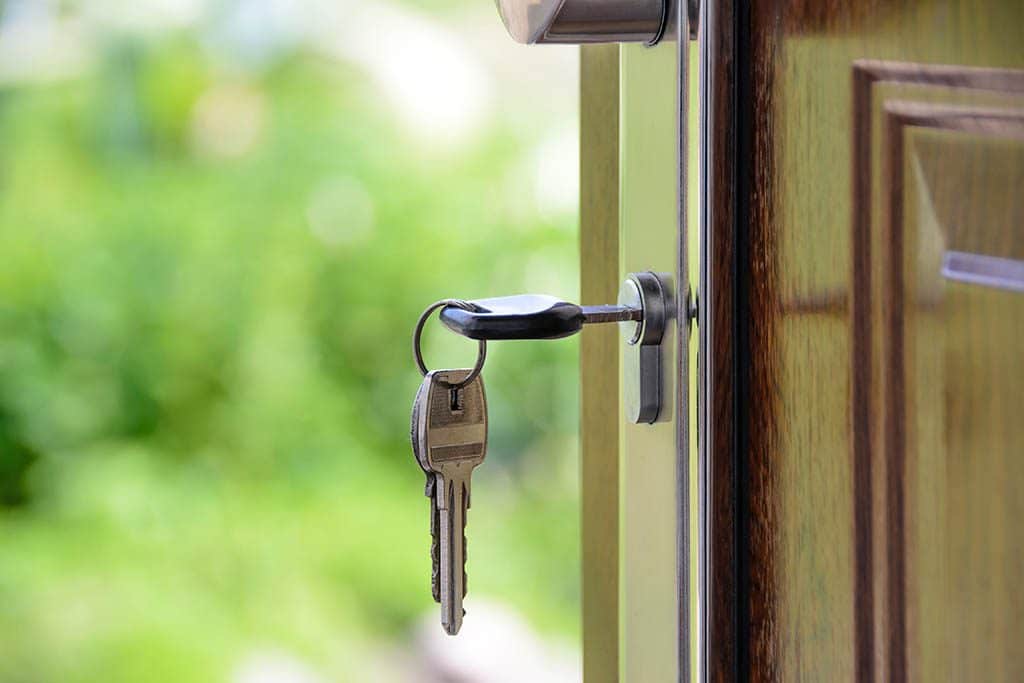 Des clés sur la porte d'un logement