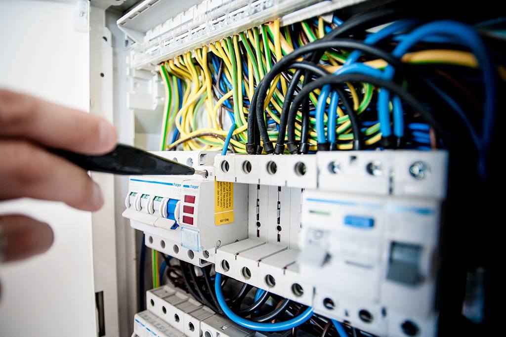 Apprentie électricienne