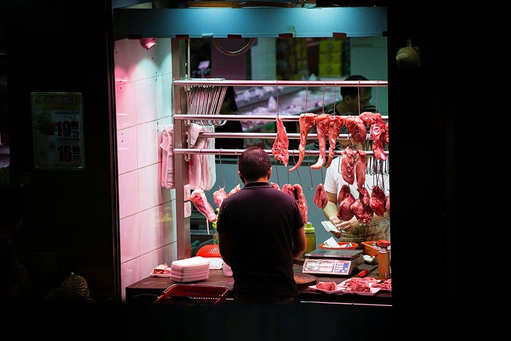 Un apprenti boucher au travail