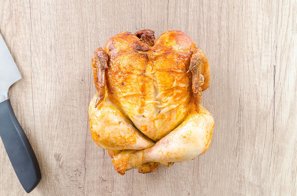 Un poulet prêt à être coupé
