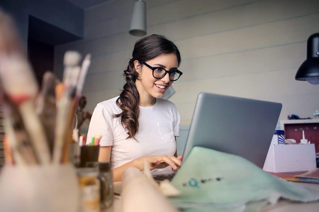 Une jeune fille en apprentissage en informatique