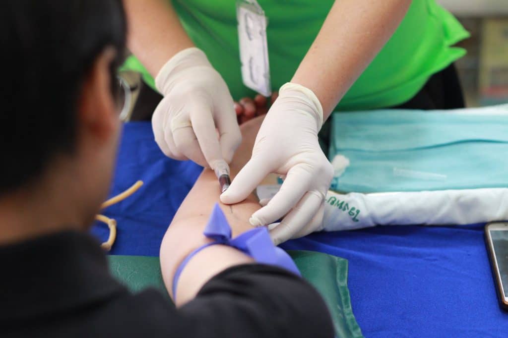 Une jeune en apprentissage aide soignante