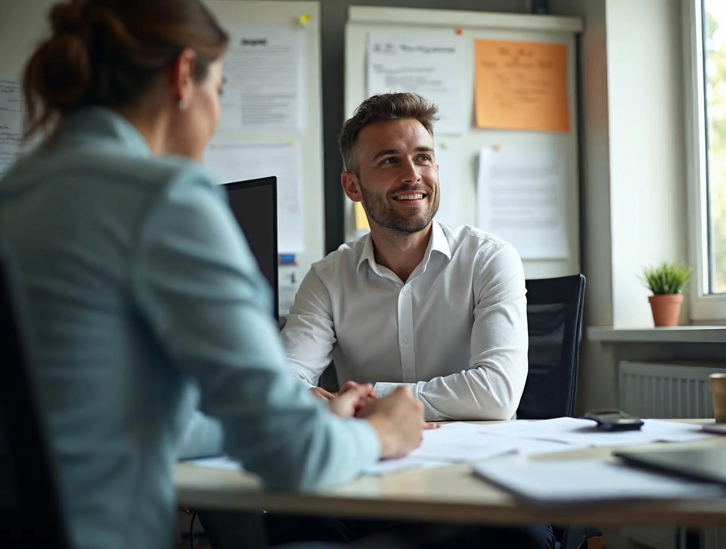 Responsable qui prépare le cadre d’un poste en apprentissage avant de choisir un canal de recrutement.